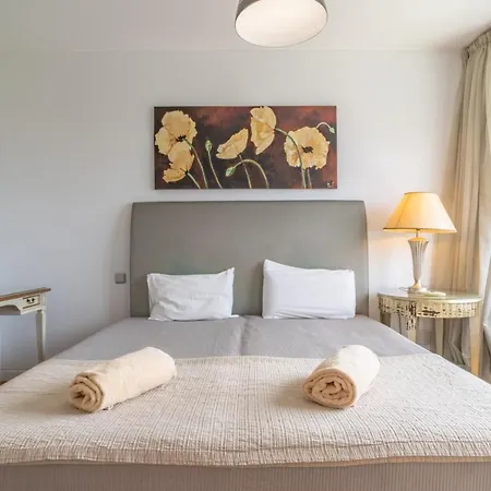 Star With Private Heated Pool In Villa *